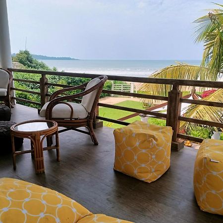 Santi Beach House With Pool & Beach 웰리가마 객실 사진