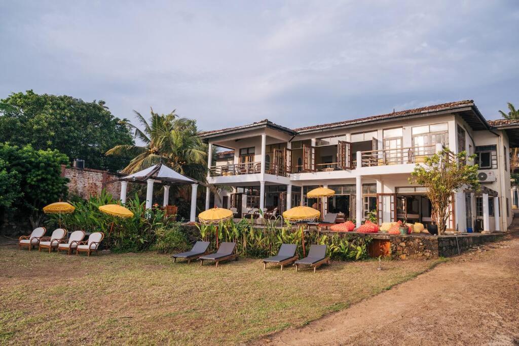 Santi Beach House With Pool & Beach 웰리가마 외부 사진