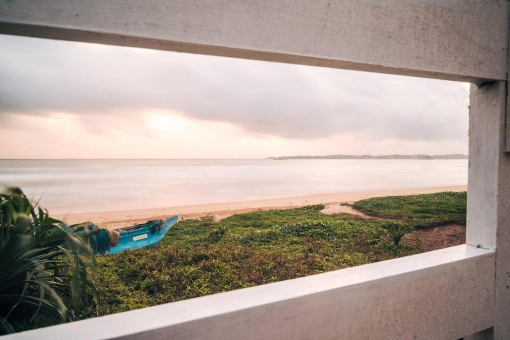 Santi Beach House With Pool & Beach 웰리가마 외부 사진