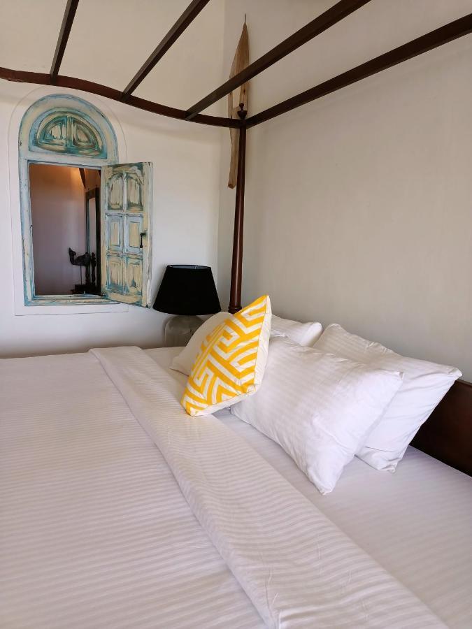 Santi Beach House With Pool & Beach 웰리가마 외부 사진