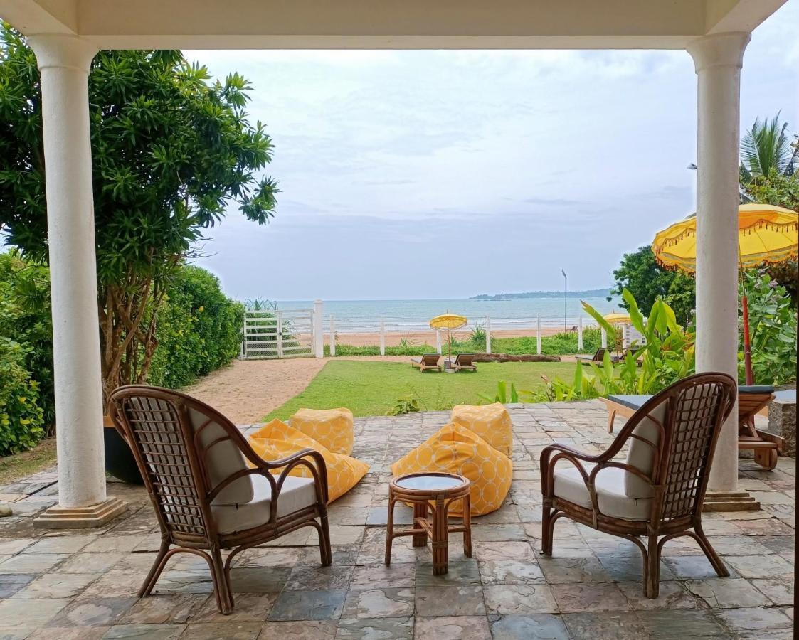 Santi Beach House With Pool & Beach 웰리가마 외부 사진