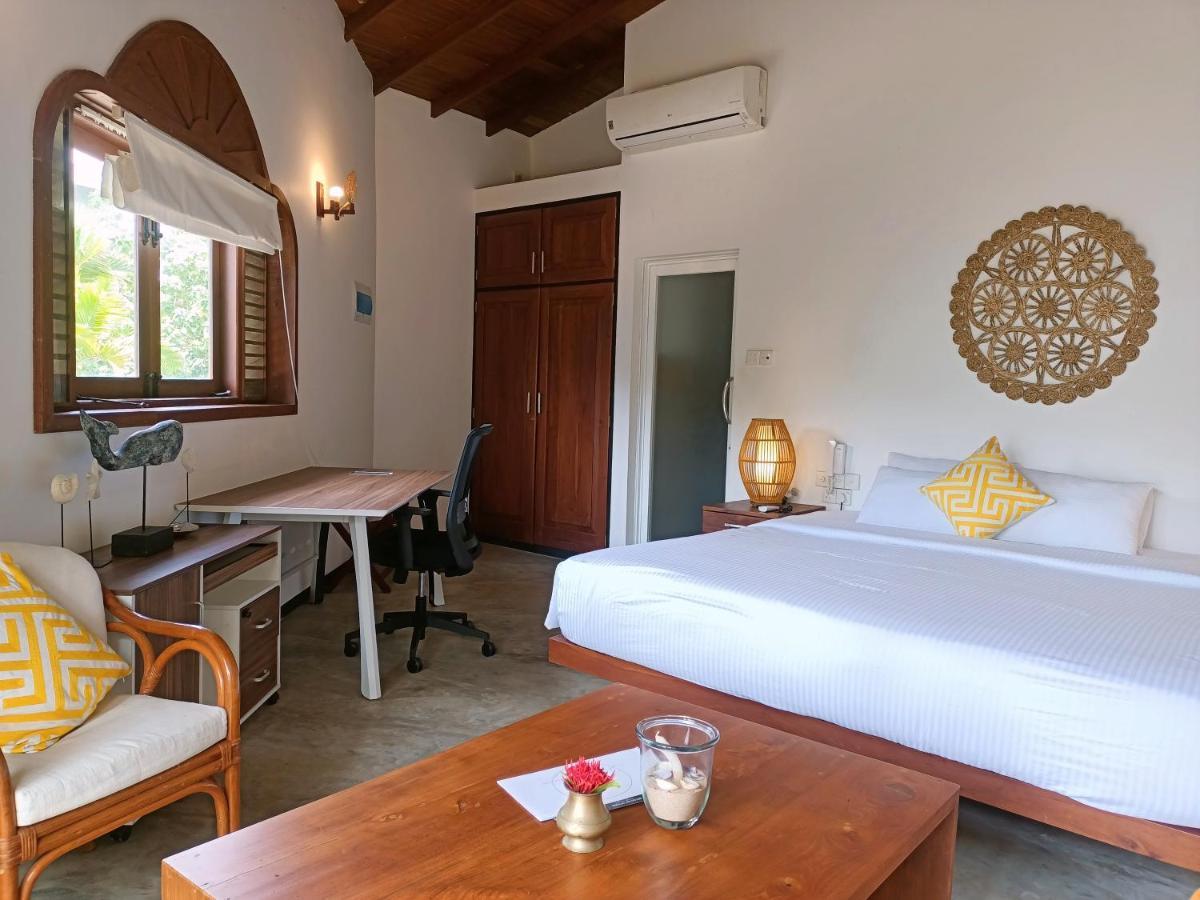 Santi Beach House With Pool & Beach 웰리가마 외부 사진
